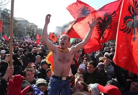 Προοίμιο εξελίξεων; – Κόσοβο: Μπλόκο με οχήματα και κορμούς στον Σέρβο πρωθυπουργό πυροδοτεί νέες εντάσεις